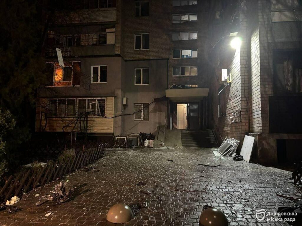 Дніпро ліквідує наслідки атаки дронів: куди звертатись власникам пошкодженого житла Дніпро ліквідує наслідки атаки дронів: куди звертатись власникам пошкодженого житла