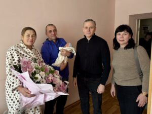 Привітали батьків дитини, яка першою народилась у Нікополі