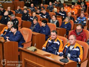 У Дніпрі 10 відважних тепловиків отримали нагороди від міста