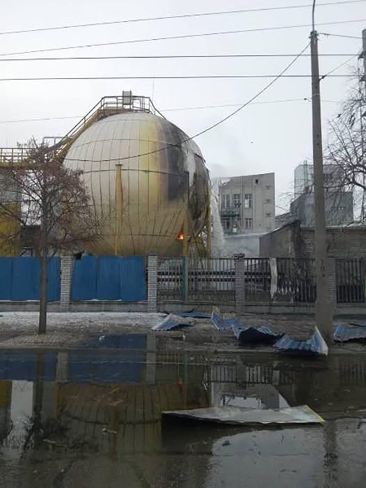 В мережі показали фото резервуару, з якого вилилось 300 т олії у Дніпрі, після атаки рф