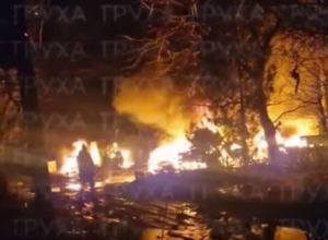 Стовпи диму та понівечене залізо: у Дніпрі після атаки «шахеда» палають автомобілі