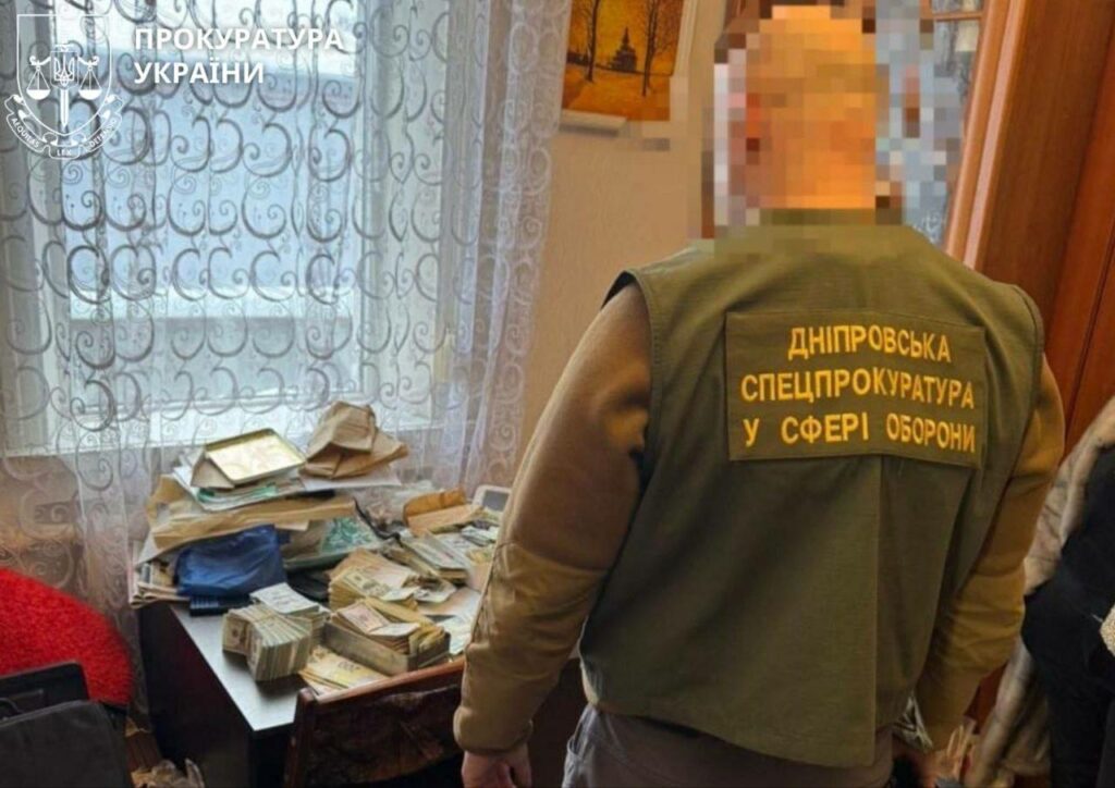 У Кам’янському голову ВЛК та посередника взяли під варту без права застави