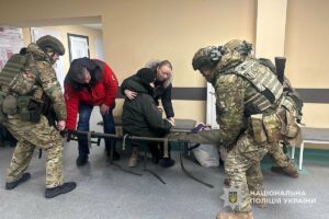Чекала на сина, який зник безвісти на війні: як на Дніпропетровщині треває евакуація