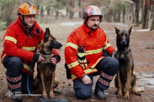 У Дніпрі бельгійські вівчарки Фіджі та Арно рятують життя