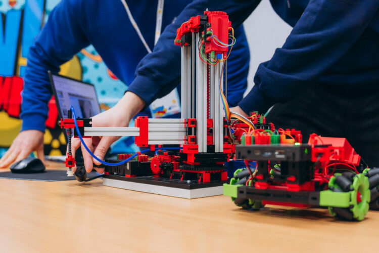 Інтерпайп Пінчука та Дніпровська політехніка проводять у Дніпрі другий сезон WOW-фізики