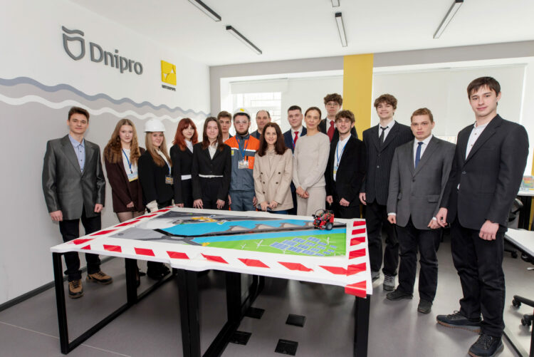 Школярі програмуватимуть промислові симулятори: Інтерпайп Пінчука  та міськрада Дніпра відкрили нові шкільні лабораторії