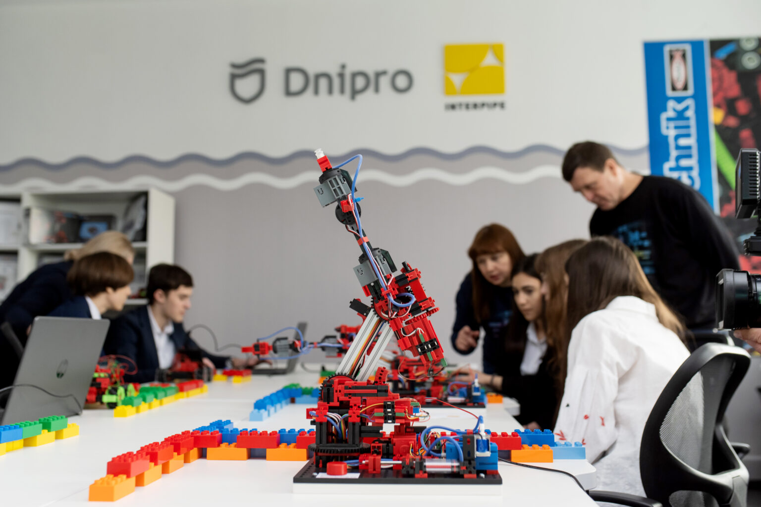 Школярі програмуватимуть промислові симулятори: Інтерпайп Пінчука та міськрада Дніпра відкрили нові шкільні лабораторії