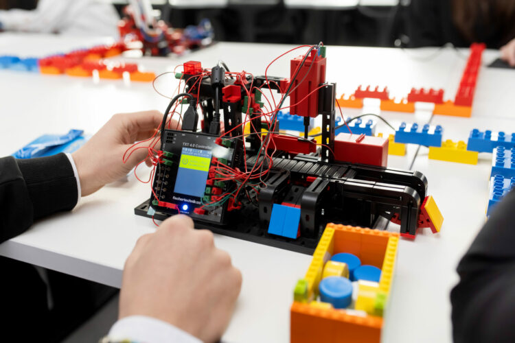 Школярі програмуватимуть промислові симулятори: Інтерпайп Пінчука  та міськрада Дніпра відкрили нові шкільні лабораторії