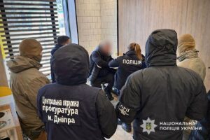 У Дніпрі працювала схема: 18 тисяч доларів за виїзд за кордон