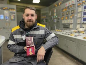 У Дніпрі машиніст Придніпровської ТЕС отримав орден за роботу під обстрілами