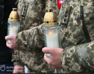 У Дніпрі в четверті роковини початку повномасштабної війни вшанували пам’ять полеглих українських оборонців
