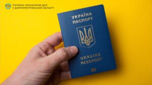 Чи обов’язково змінювати закордонний паспорт після зміни прізвища в Україні