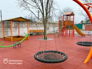 У Дніпрі зʼявився новий сучасний дитячий майданчик
