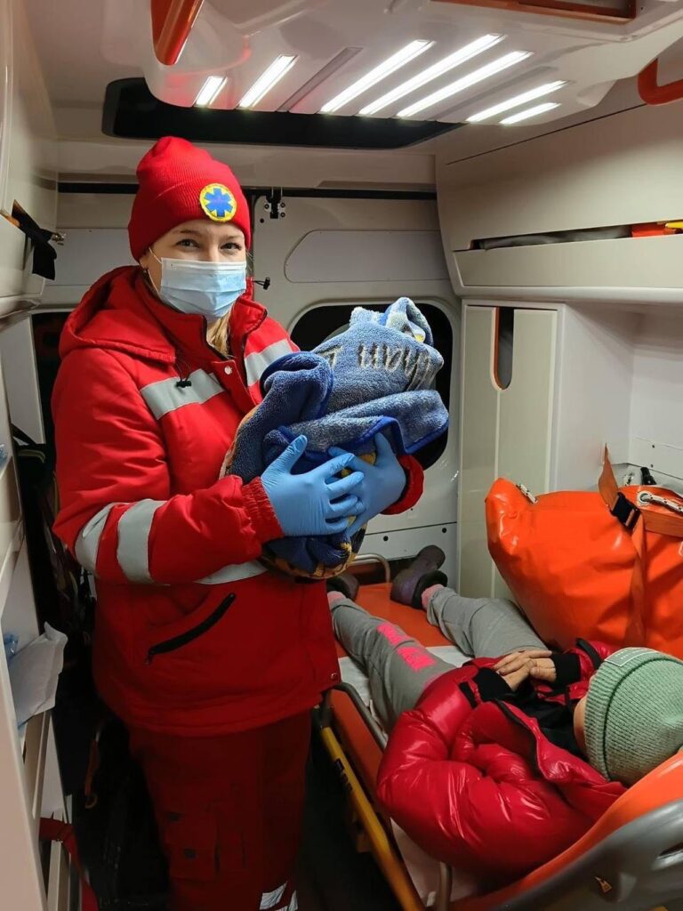 Народження під наглядом по телефону: на Дніпропетровщині чоловік став акушером до приїзду «швидкої»