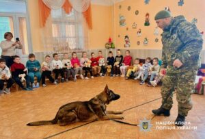 У Дніпрі кінологи зі службовими собаками завітали до дитсадка, фото
