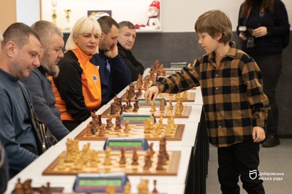 У Дніпрі відбувся турнір. Ветерани грали з 8-річним чемпіоном світу з шахів Мироном Нетребкою