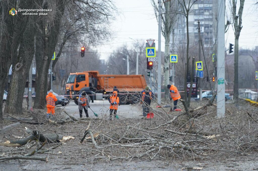 Вночі ворог ударив по Дніпру. Що відбувається на місці трагедії