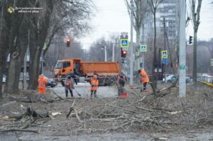 Вночі ворог ударив по Дніпру. Що відбувається на місці трагедії