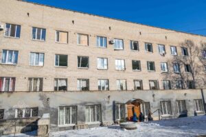 У Дніпрі вибито понад 50 вікон у прихистку для переселенців після нічної атаки, фото