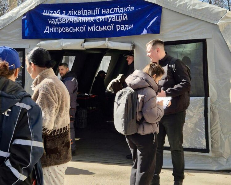 Ліквідація наслідків нічної атаки на Дніпро: комунальники вивозять уламки тоннами (ФОТО)