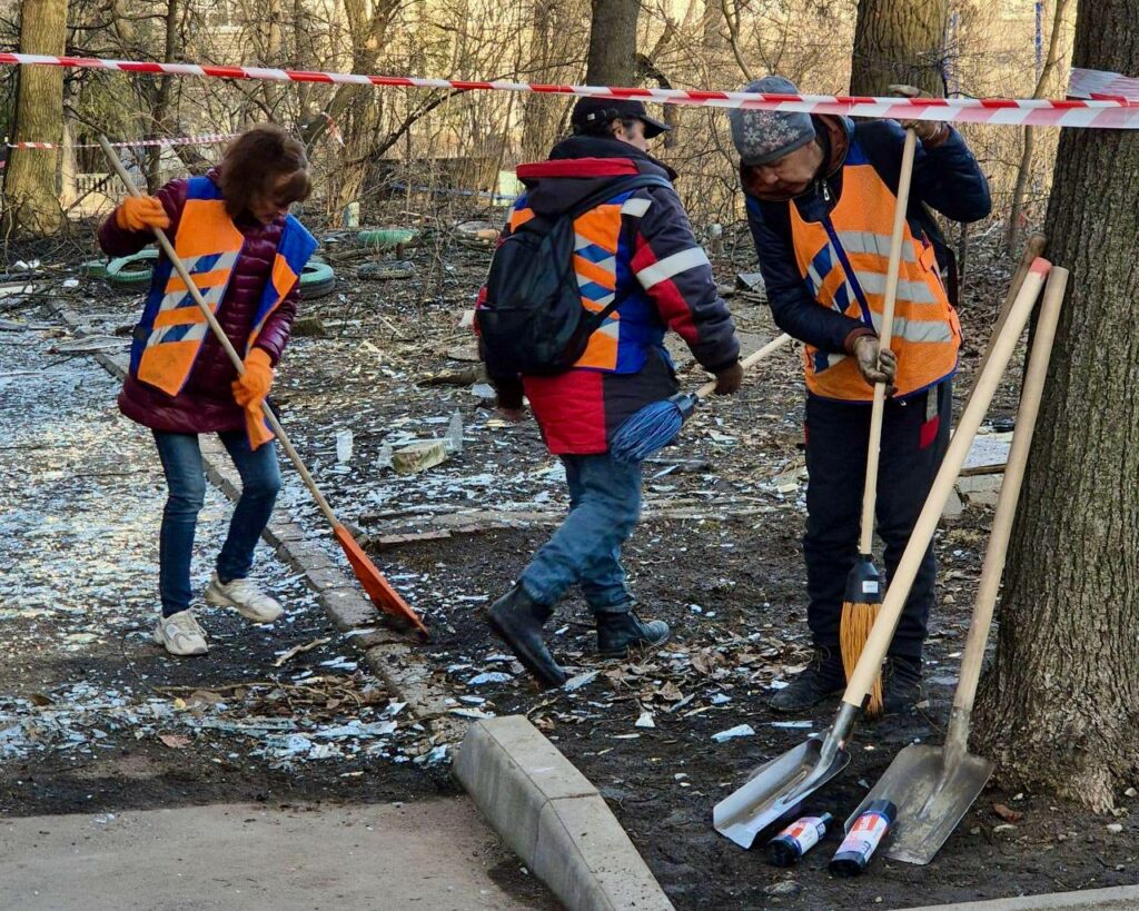 Ліквідація наслідків нічної атаки на Дніпро: комунальники вивозять уламки тоннами (ФОТО)