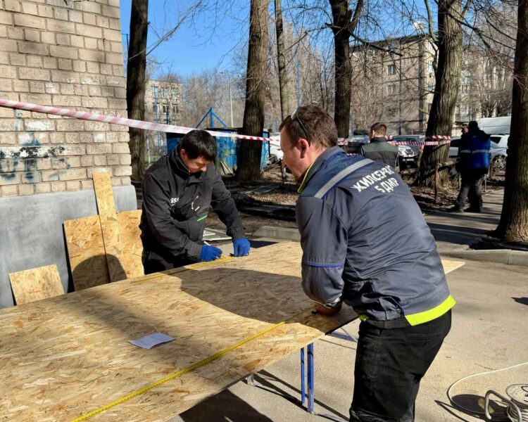 Ліквідація наслідків нічної атаки на Дніпро: комунальники вивозять уламки тоннами (ФОТО)