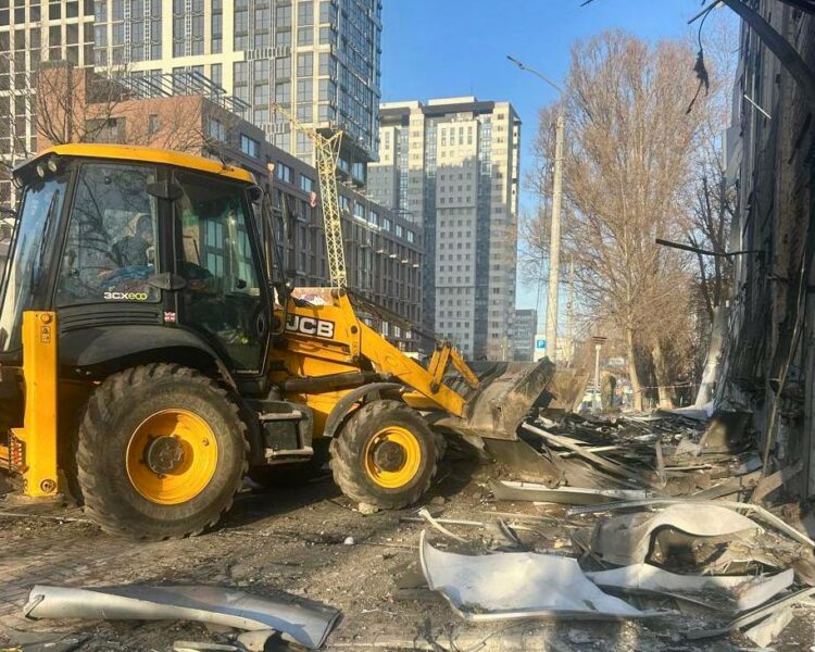 Ліквідація наслідків нічної атаки на Дніпро: комунальники вивозять уламки тоннами (ФОТО)