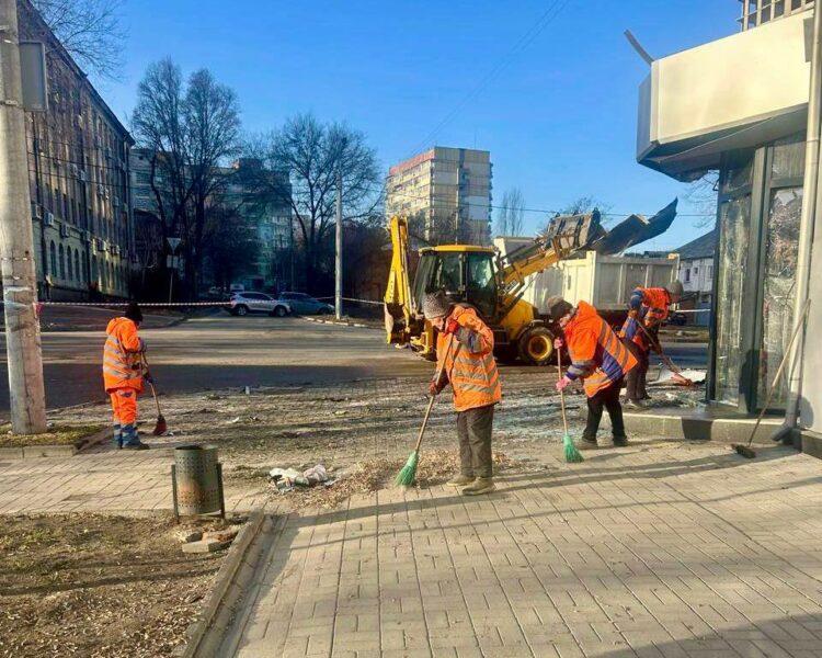 Ліквідація наслідків нічної атаки на Дніпро: комунальники вивозять уламки тоннами (ФОТО)