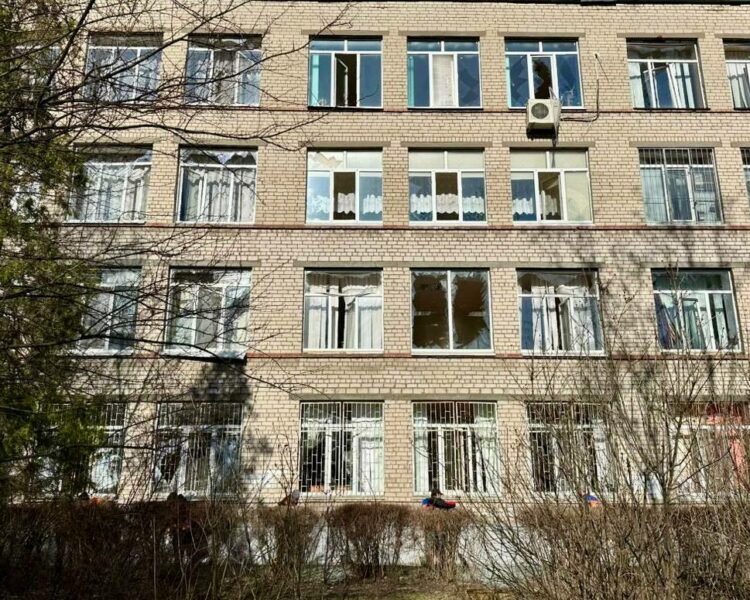 Ліквідація наслідків нічної атаки на Дніпро: комунальники вивозять уламки тоннами (ФОТО)