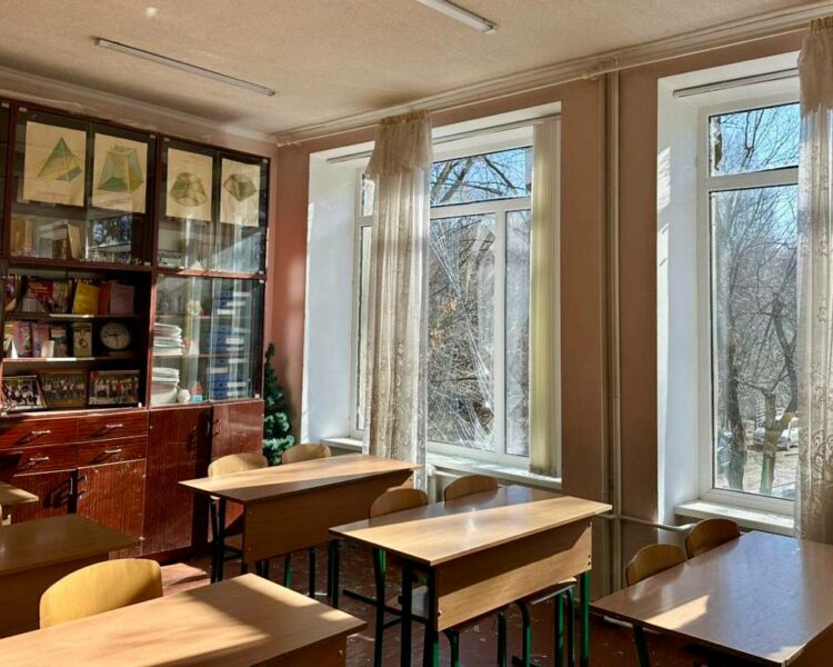 Ліквідація наслідків нічної атаки на Дніпро: комунальники вивозять уламки тоннами (ФОТО)