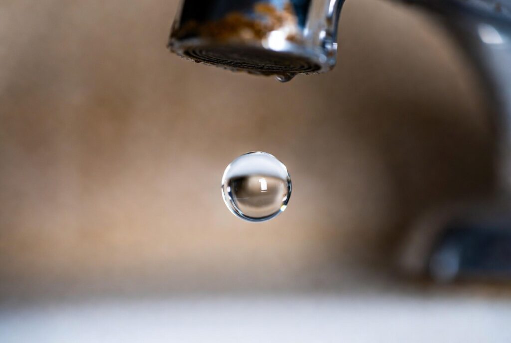 Запасайтеся водою: на Дніпропетровщині в одному з міст на добу відключать воду