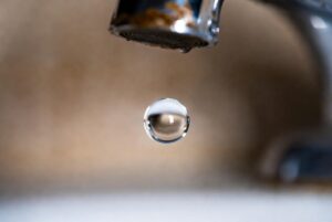 Запасайтеся водою: на Дніпропетровщині в одному з міст на добу відключать воду