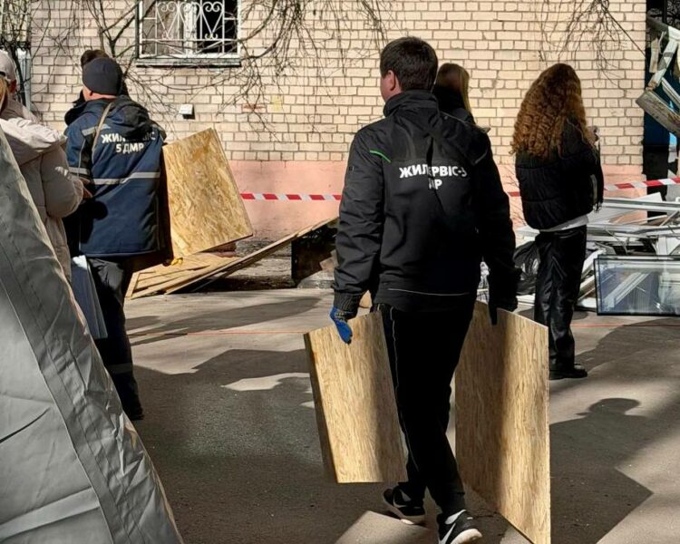 Ліквідація наслідків нічної атаки на Дніпро: комунальники вивозять уламки тоннами (ФОТО)