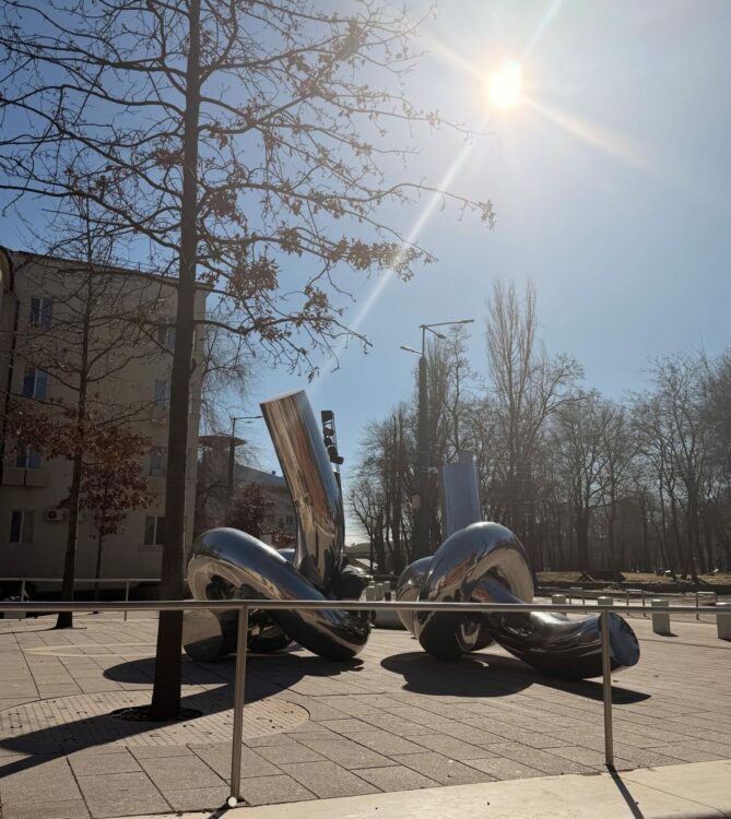 Дніпро, який дивує: трамвай, арт-об'єкти і хмарочоси під синім небом