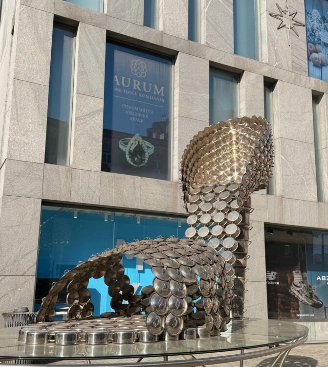 Дніпро, який дивує: трамвай, арт-об'єкти і хмарочоси під синім небом