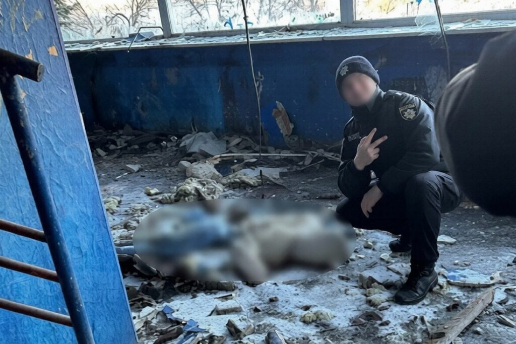 У Дніпрі курсант ДДУВС сфотографувався на фоні тіла загиблої 14-річної дівчинки: університет розпочав службове розслідування