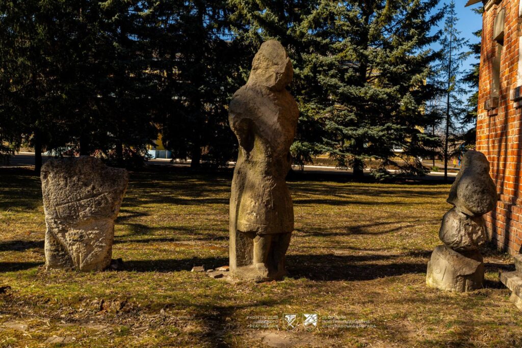 П'ять кам'яних баб з прифронтових територій привезли до музею Яворницького у Дніпрі