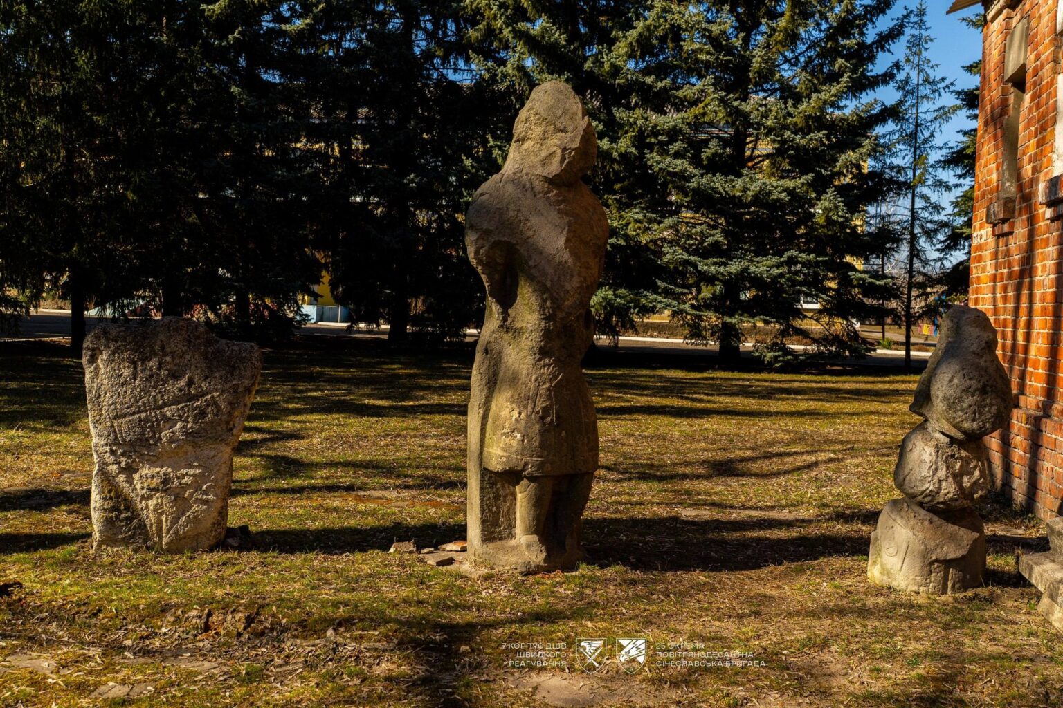П'ять кам'яних баб з прифронтових територій привезли до музею Яворницького у Дніпрі