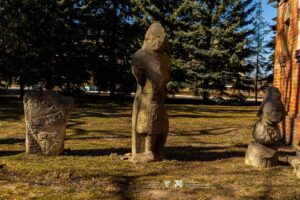 П’ять кам’яних баб з прифронтових територій привезли до музею Яворницького у Дніпрі