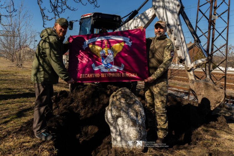 П'ять кам'яних баб з прифронтових територій привезли до музею Яворницького у Дніпрі