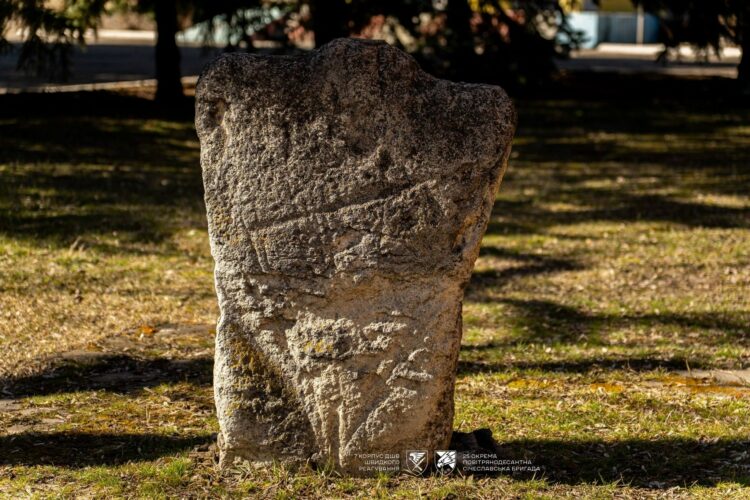 П'ять кам'яних баб з прифронтових територій привезли до музею Яворницького у Дніпрі