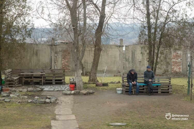 У Дніпрі безхатченки отримують шанс на нове життя: як працює центр «Крок назустріч»