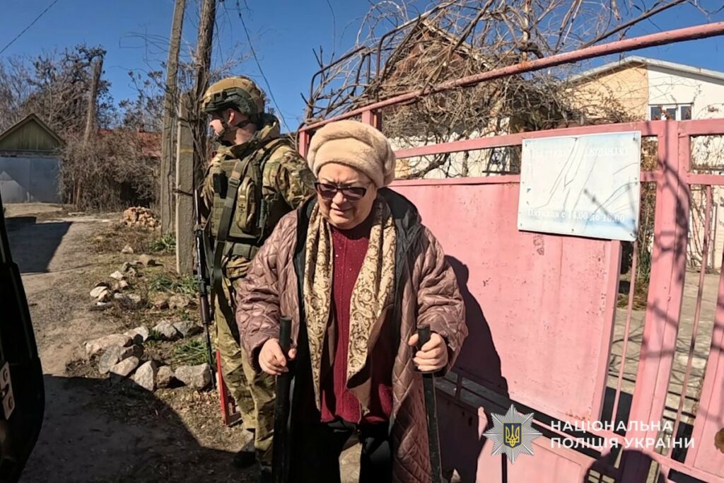 Наважились на виїзд лише після поранення: на Нікопольщині евакуював літнє подружжя