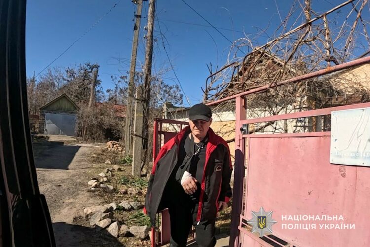 Наважились на виїзд лише після поранення: на Нікопольщині евакуював літнє подружжя