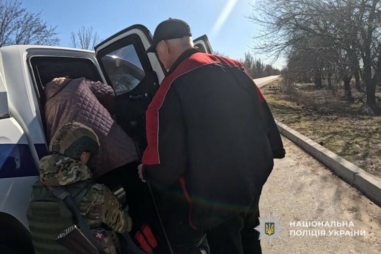 Наважились на виїзд лише після поранення: на Нікопольщині евакуював літнє подружжя