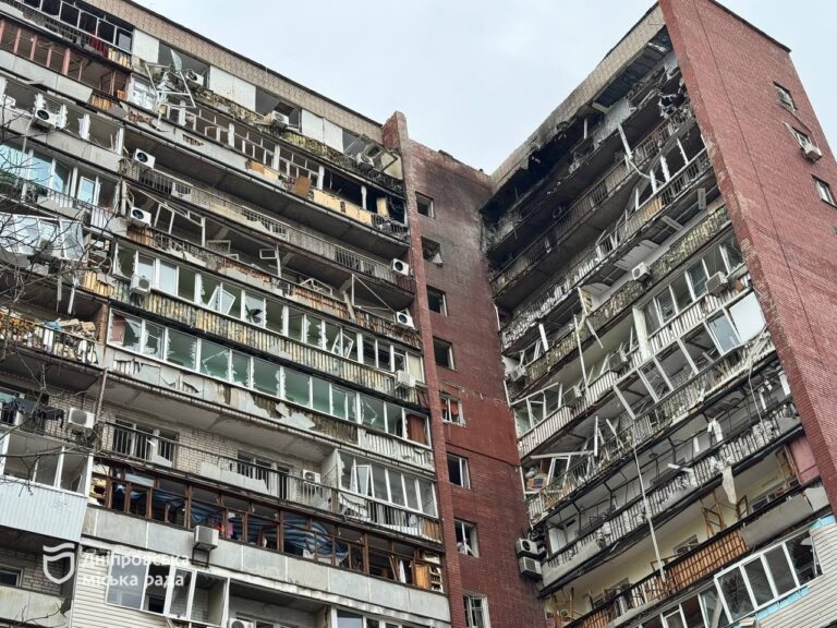 Ворог вдарив по житловій забудові Дніпра: як отримати допомогу