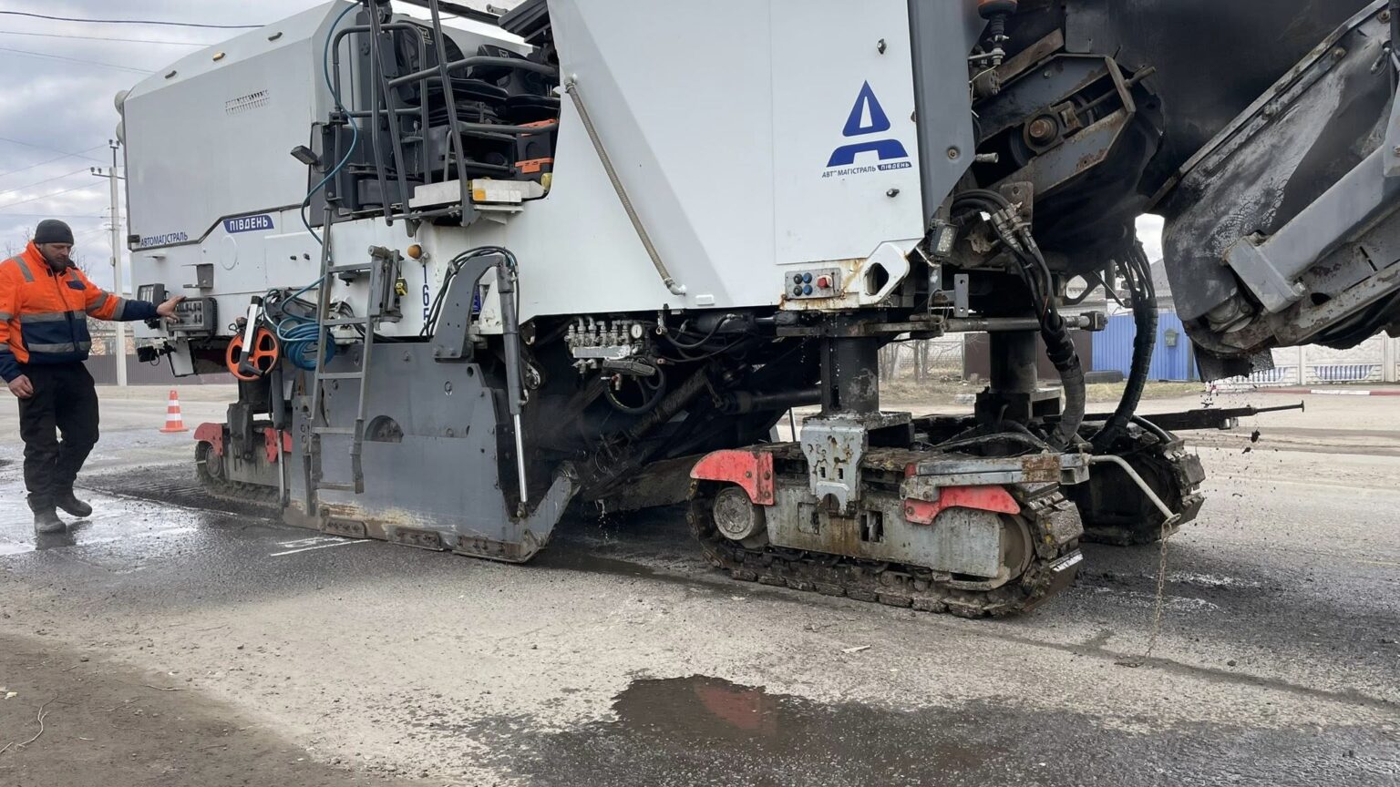 Зійшов сніг—ремонтуємо дороги: на автошляхах Дніпропетровщині розпочався сезон дорожніх робіт