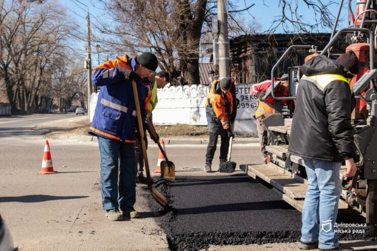 У Дніпрі розпочали масштабний ямковий ремонт: мости, шляхопроводи та центр міста