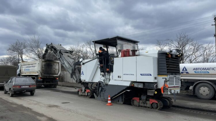 Зійшов сніг—ремонтуємо дороги: на автошляхах Дніпропетровщині розпочався сезон дорожніх робіт