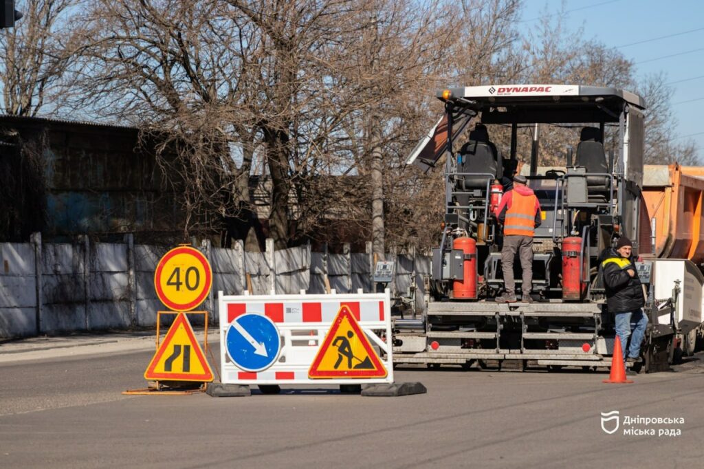 У Дніпрі відремонтували понад 10 тисяч квадратних метрів доріг: де працюють бригади У Дніпрі відремонтували понад 10 тисяч квадратних метрів доріг: де працюють бригади